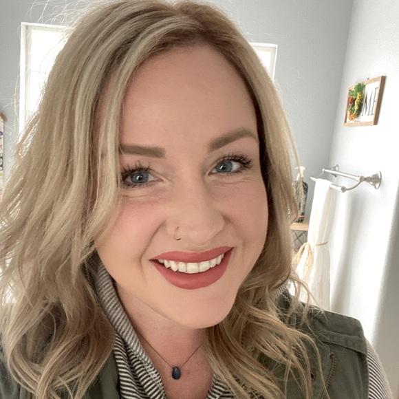 Meet your Posher, Lauren - Picture 1 of 1